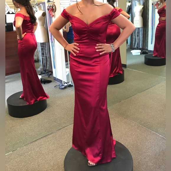 Red satin off the shoulder evening gown - Picture 2 of 6